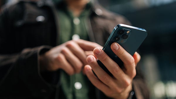 hands-phone-closeup